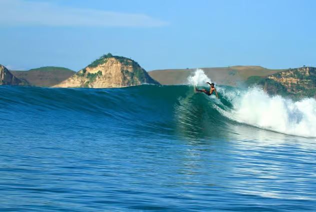 Paket Wisata Selancar Eksklusif, Pantai, dan Jelajah Bukit